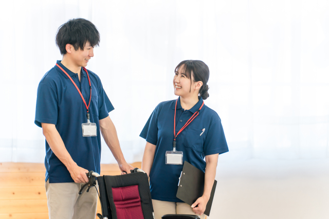 介護で起業するには？事業の種類と介護保険の指定を受ける要件・保険外サービスとの違い